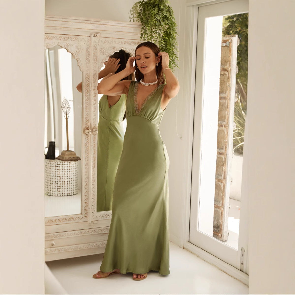 Women’s Evening Dress – Satin Fabric – Slim Fit – Floor Length – Lace V-Neck Sleeveless