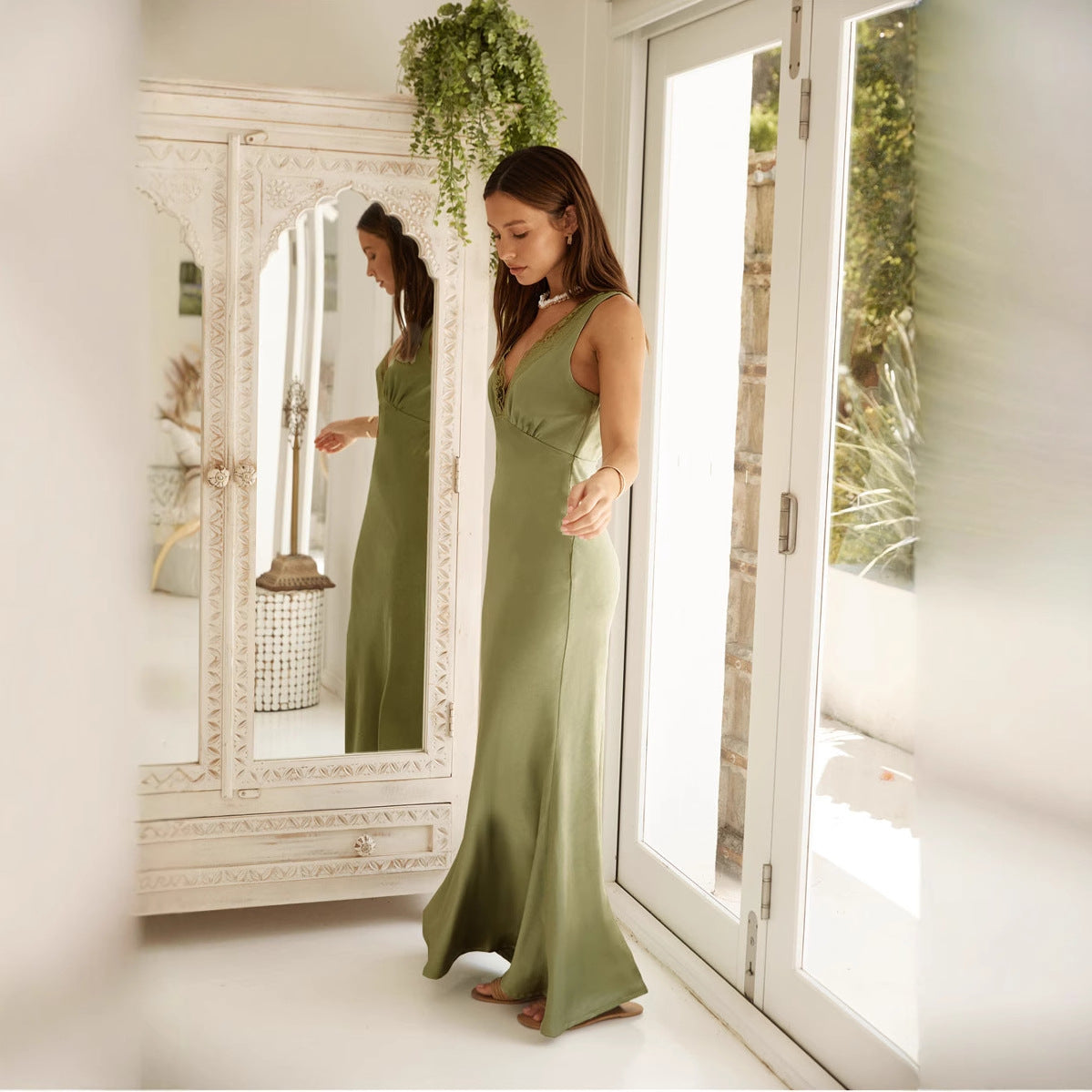 Women’s Evening Dress – Satin Fabric – Slim Fit – Floor Length – Lace V-Neck Sleeveless